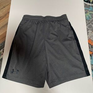Under armor men’s Medium black and great athletic shorts